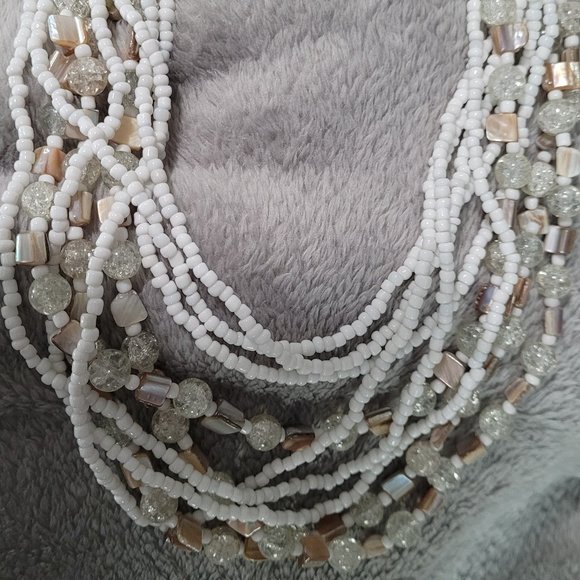 Jewelry - 🔥White glass beaded necklace